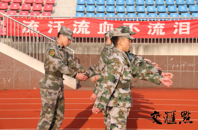 盐城师范学院大学生胡勇（左一）担任亭湖区应征青年役前集训一班班长兼教官