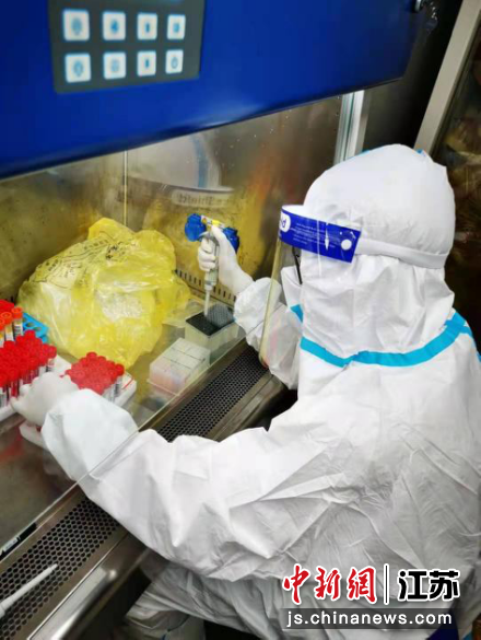 志愿者参与防疫工作。盐城师范学院海洋与生物工程学院供图 志愿者参与防疫工作。盐城师范学院海洋与生物工程学院供图